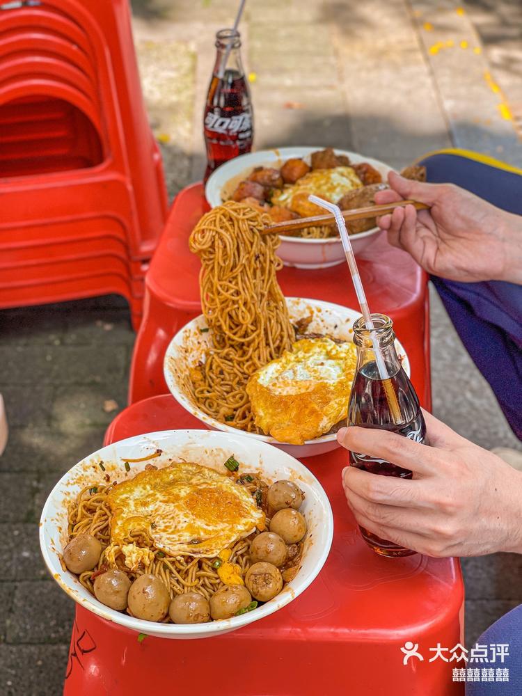 吃重庆小面泡饼(重庆小面泡面是泡着吃还是拌着吃)