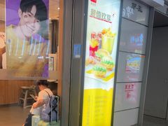 -麦当劳(上海虹桥站30B检票口楼上)