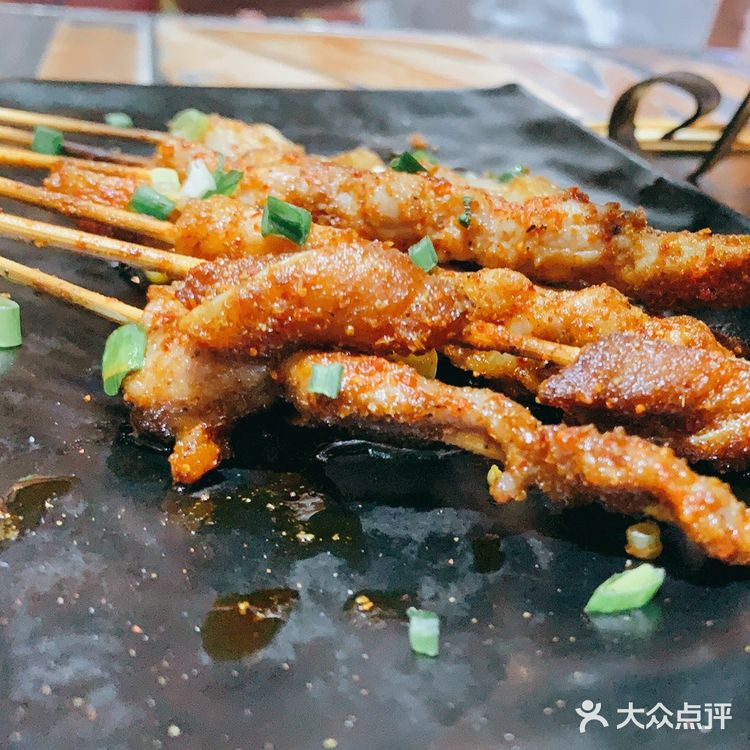 肉烤的很嫩因为是全肥的缘故入口即化