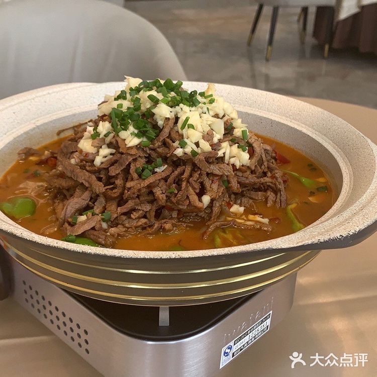 牛肉火锅、鱼糕、香肠等等，哦