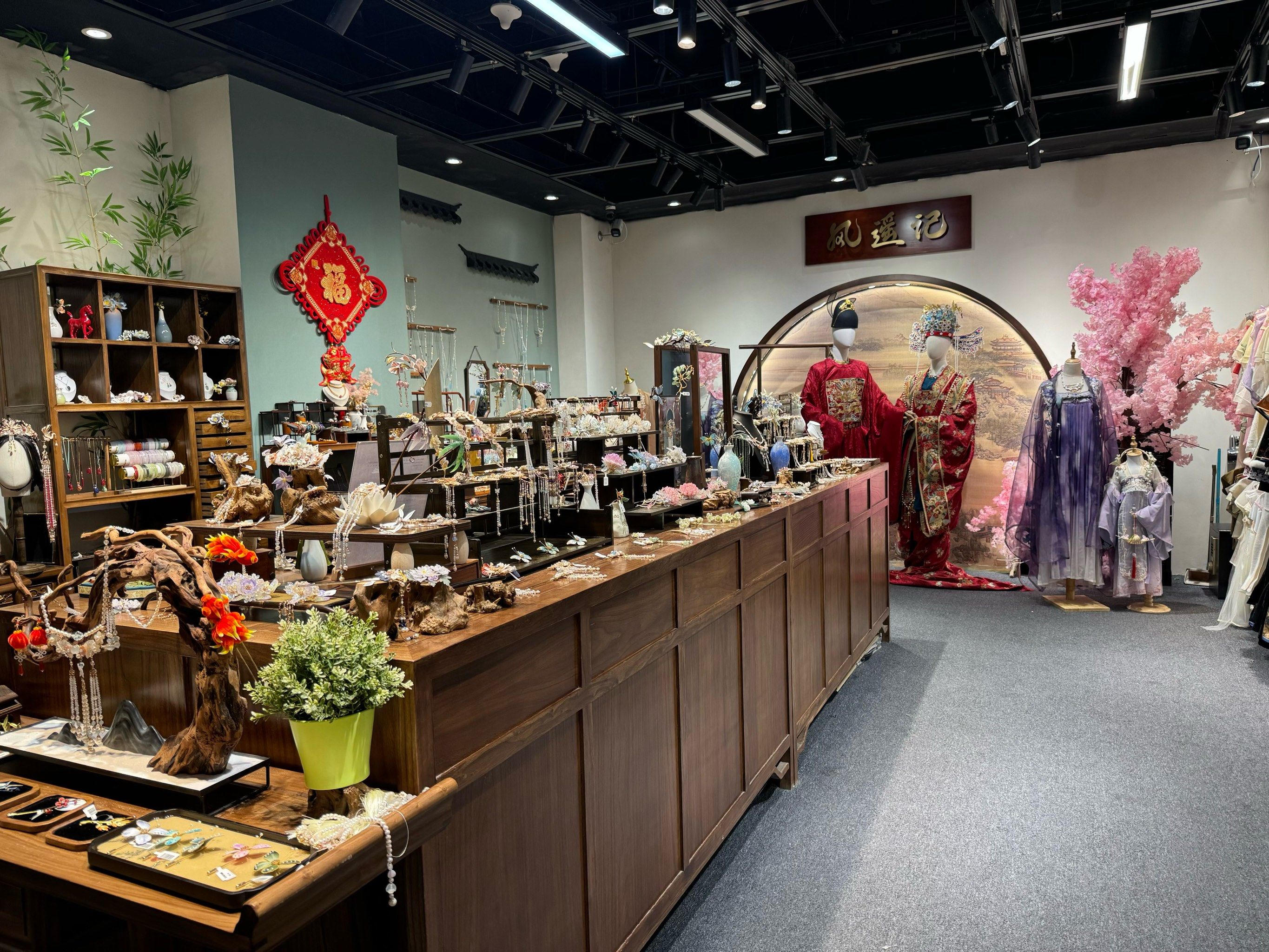 风摇记 丰富的饰品和艺术化设计师款配饰,超精美,手艺精湛,还有汉服的