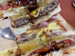 焦糖烤菠萝牛肉汉堡-魏斯理汉堡(西安沣东吾悦店)