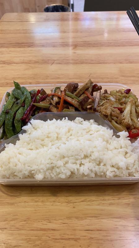 老板好心做活动,买的两素一荤套餐,结果点餐的时候好像荤素不能随便点