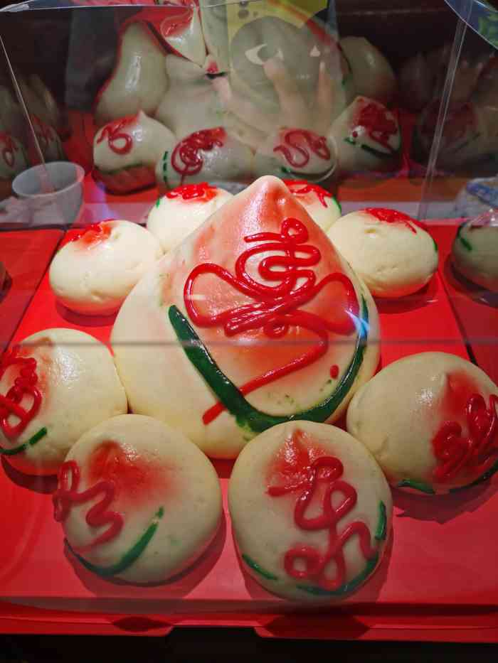 前门老正兴总店-"这是一家很小的街边店面,卖寿桃的阿姨说话.