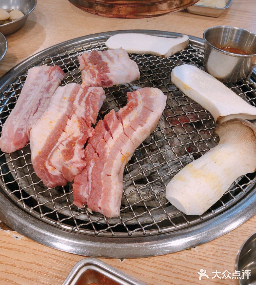 在济州岛是出了名的有海鲜和黑猪肉