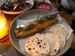 烟熏三文鱼配烤饺子皮和芥末籽酱-BOR Eatery(安福路店)