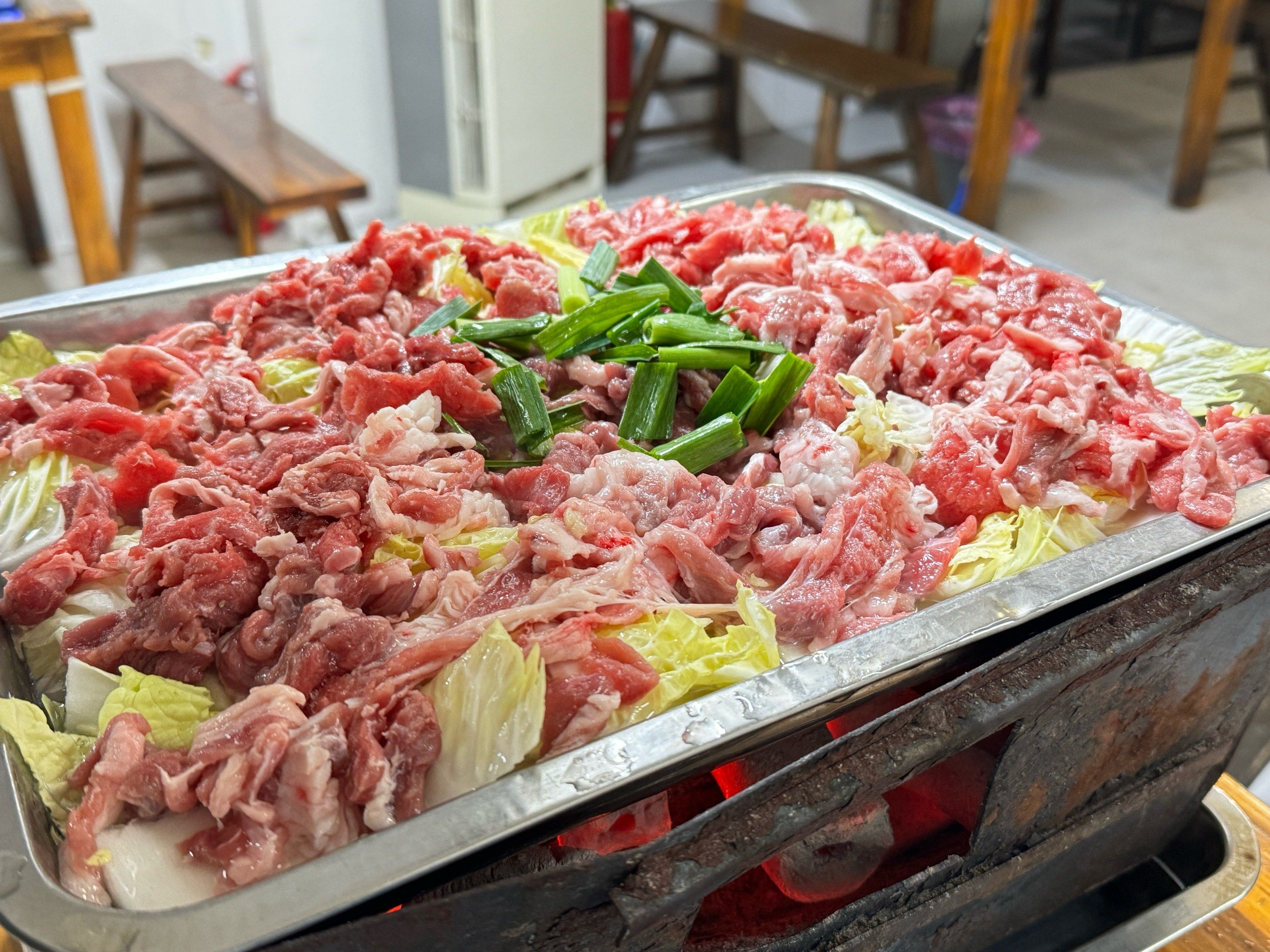 第一次吃这种碳锅羊肉火锅感觉意外好吃
冬天就应该吃点热乎的