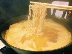 浓厚原只鸡煲花胶汤-鲜入围煮花胶鸡海鲜火锅