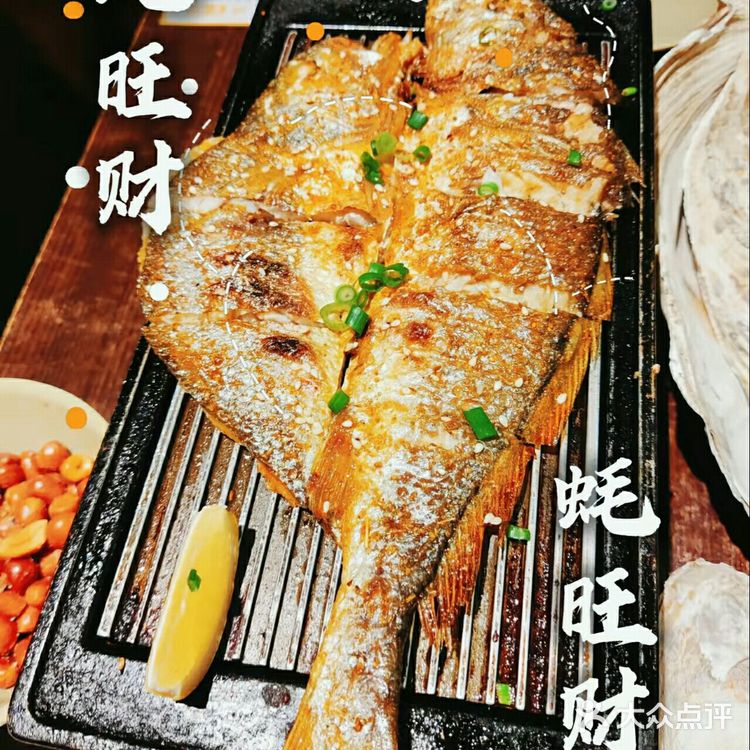 两口三口吃不下，这么大的生蚝不来尝一下嘛[偷笑]