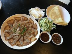 猪肘肉-我去·春饼文化主题餐厅(国定路总店)