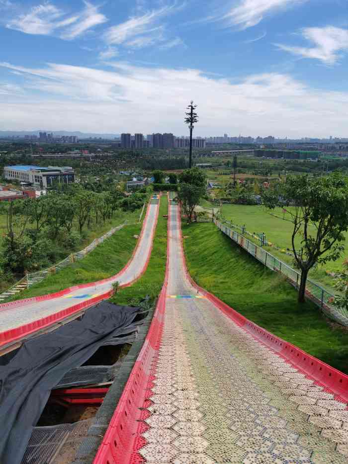 音乐百花谷水上乐园-"是听音乐看花海拍照圣地,有众多的游乐项目.