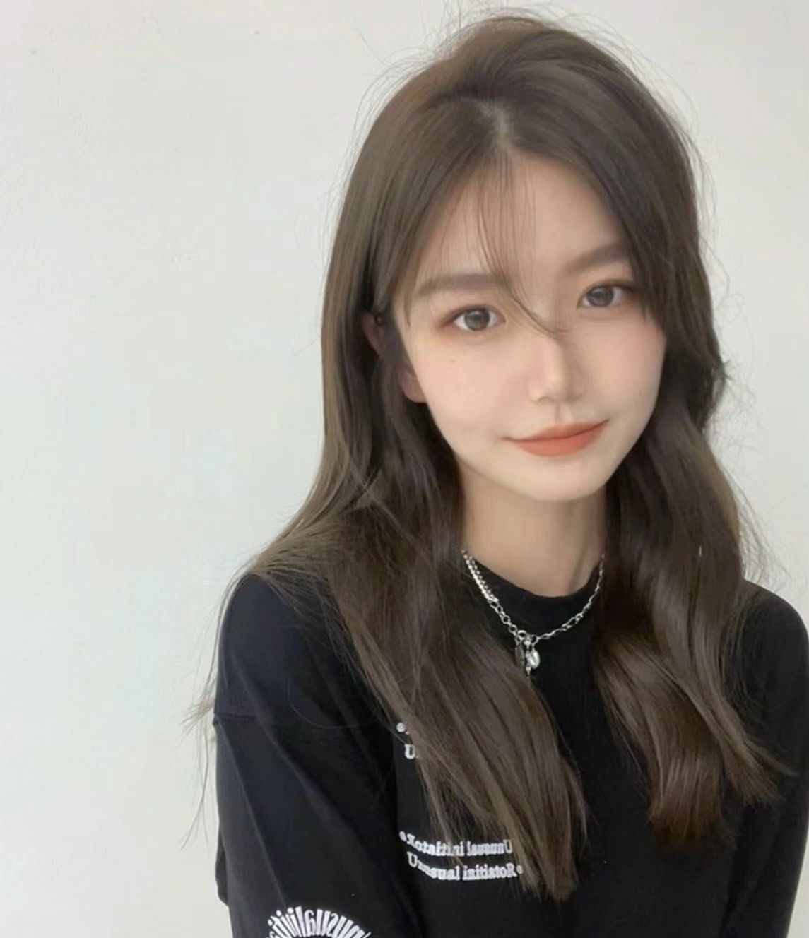 这个颜色不用漂,不挑肤色显白,我每次染发都是冷