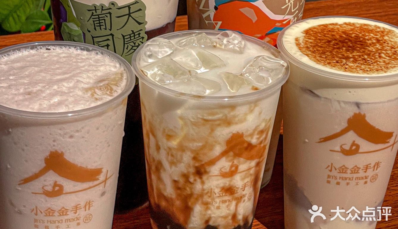 肉肠一口咬下去，还会爆汁！鸡翅鲜嫩多汁！满足