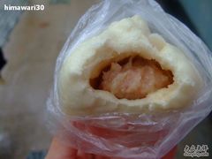 咬了一口的鲜肉中包-北万新包子店(淮海店)