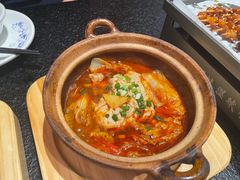 -何妹湿辣牛肉·粤式烧烤砂煲(桂雅路店)