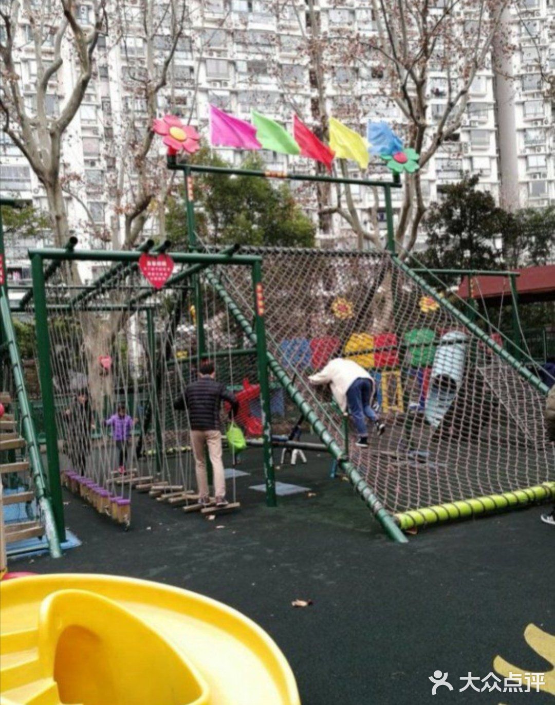 复古风的乐园，小小勇士要释放满满电力