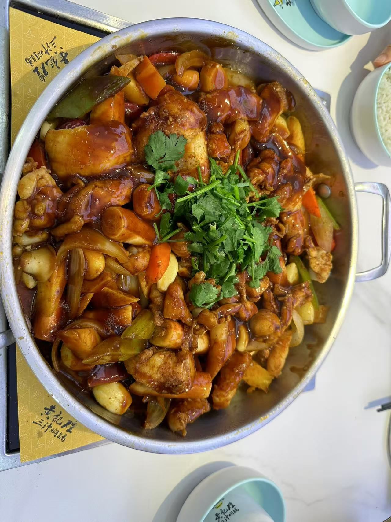 黄记煌三汁焖锅以其独特的烹饪方式和丰富的