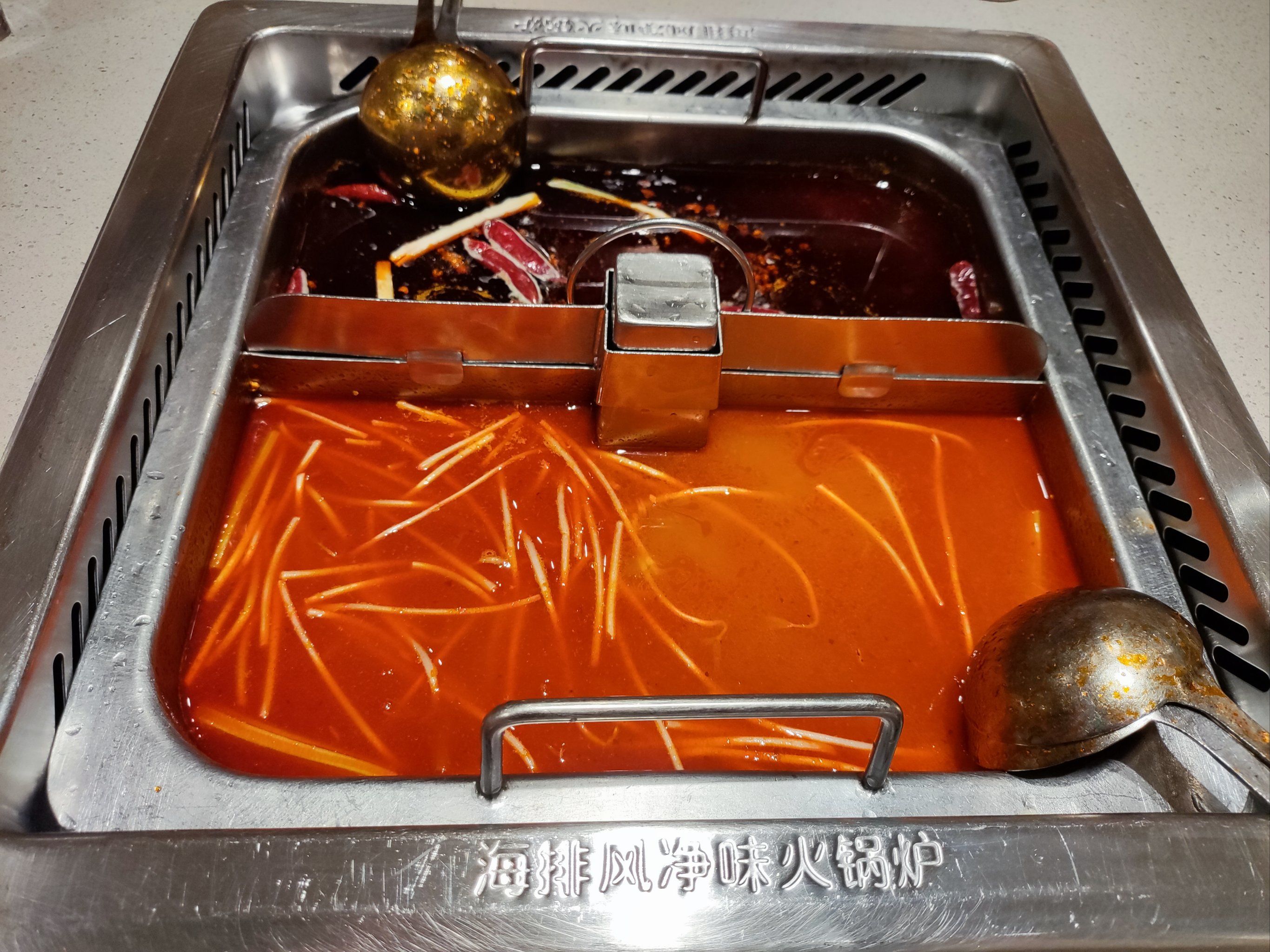 央央春天海底捞火锅做一次美食探官,这薄荷叶还是有点抵挡不住啊