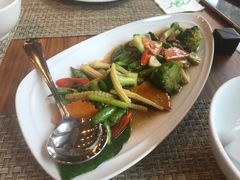-Chom Cafe and Restaurant