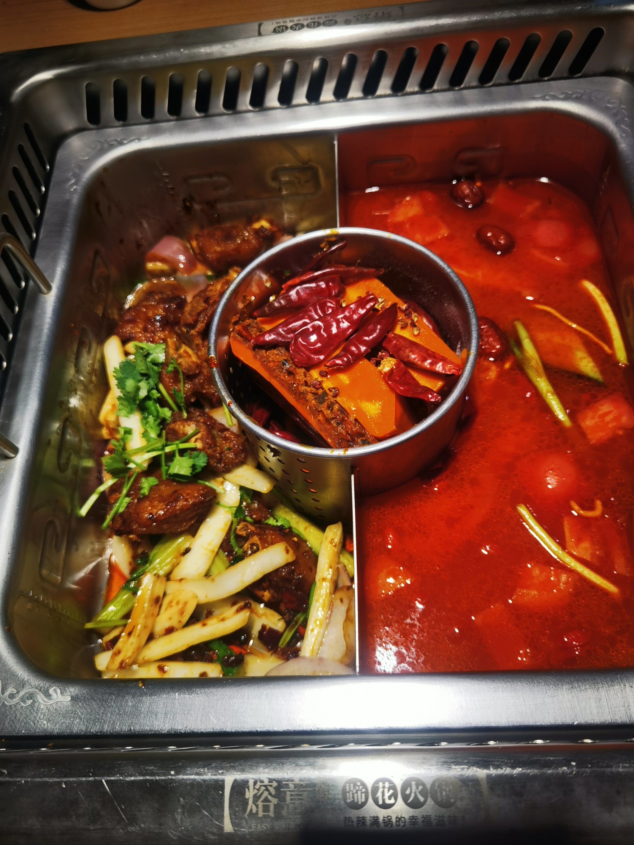 猪蹄超好吃「熔意蹄花火锅(清江路店)」「香辣蹄花鸳鸯锅」