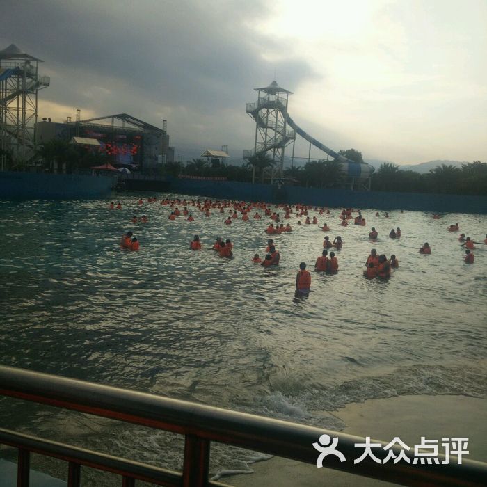 乐山仙芝海啸水上乐园
