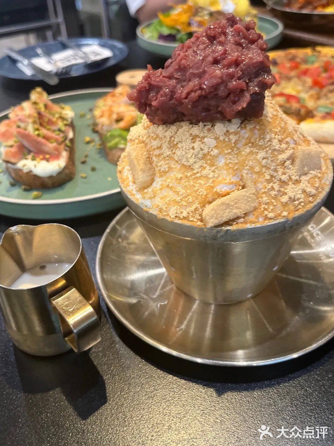 在国王冰室吃到了惊喜的汉堡和松饼冰淇淋