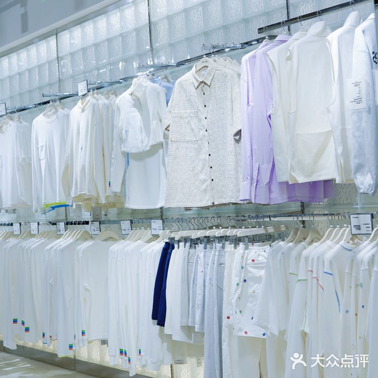 白T品牌西南首店|一整面墙全是白色T恤 还能定制噢