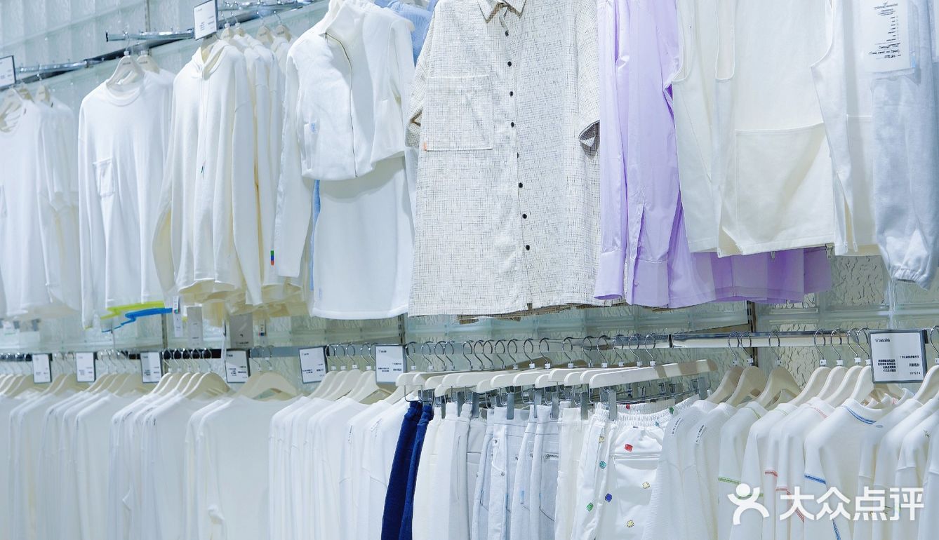 白T品牌西南首店|一整面墙全是白色T恤 还能定制噢 