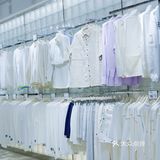 白T品牌西南首店|一整面墙全是白色T恤 还能定制噢 