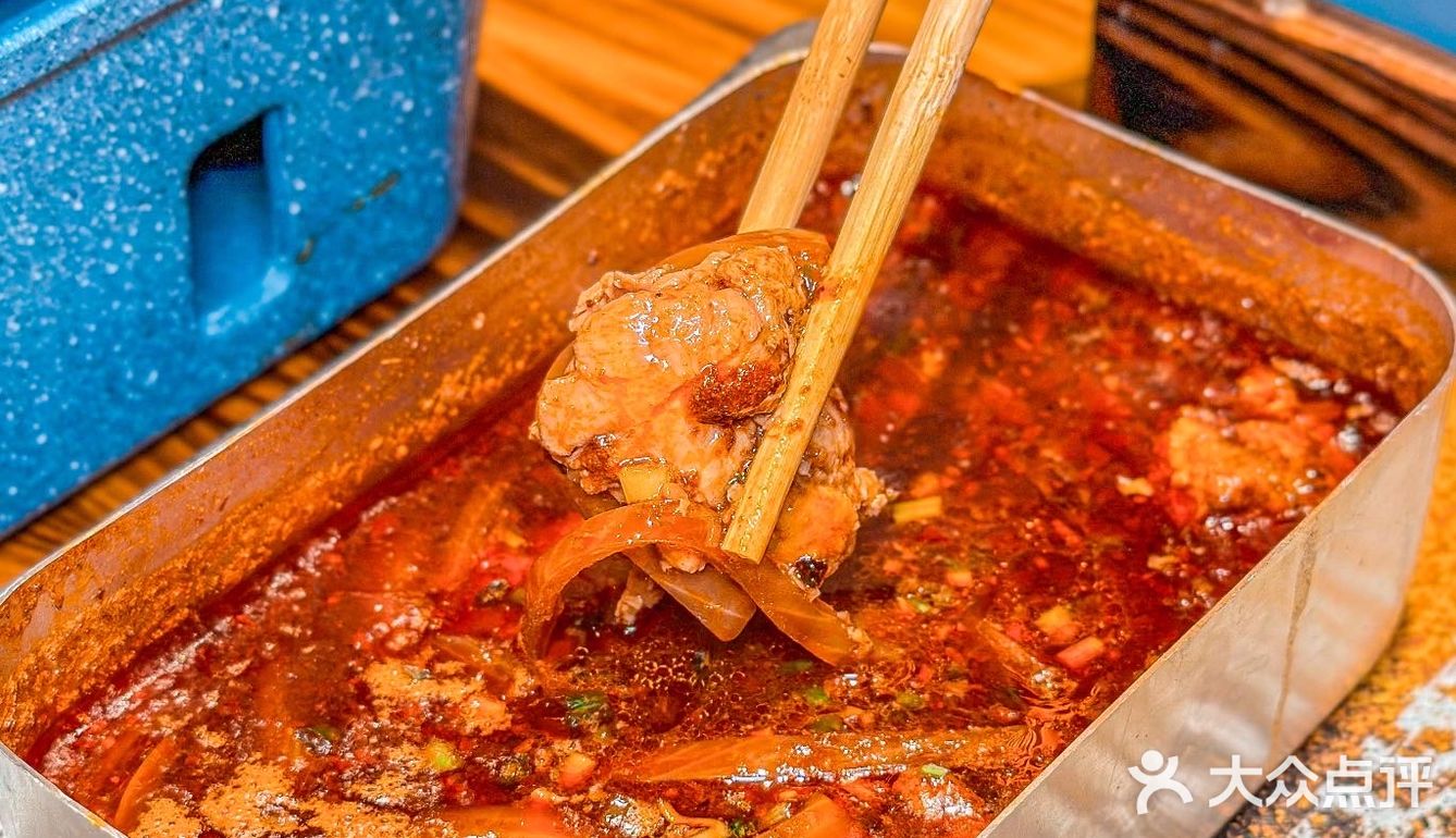 位于东明广场内 炫一口热气腾腾的美食 这一口