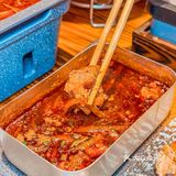位于东明广场内 炫一口热气腾腾的美食 这一口