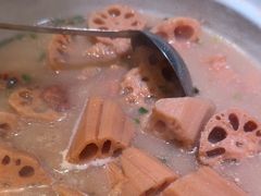 -帅巴人舅母子腊蹄民俗村