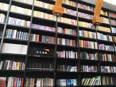 -钟书阁(松江泰晤士小镇店)