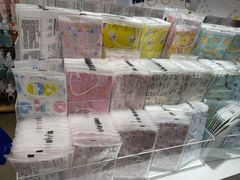 -名创优品(北京新中关购物中心地铁层店)