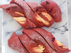 红菜头芝士法包-PAPER STONE BAKERY(天环店)