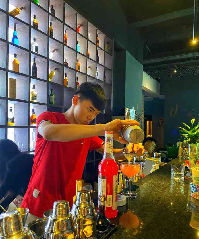 麦田里club-"新开的酒吧,位于永康总部中心黄金地段.室.