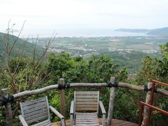 客房前阳台，可以俯瞰整个亚龙湾。-三亚亚龙湾人间天堂鸟巢度假村
