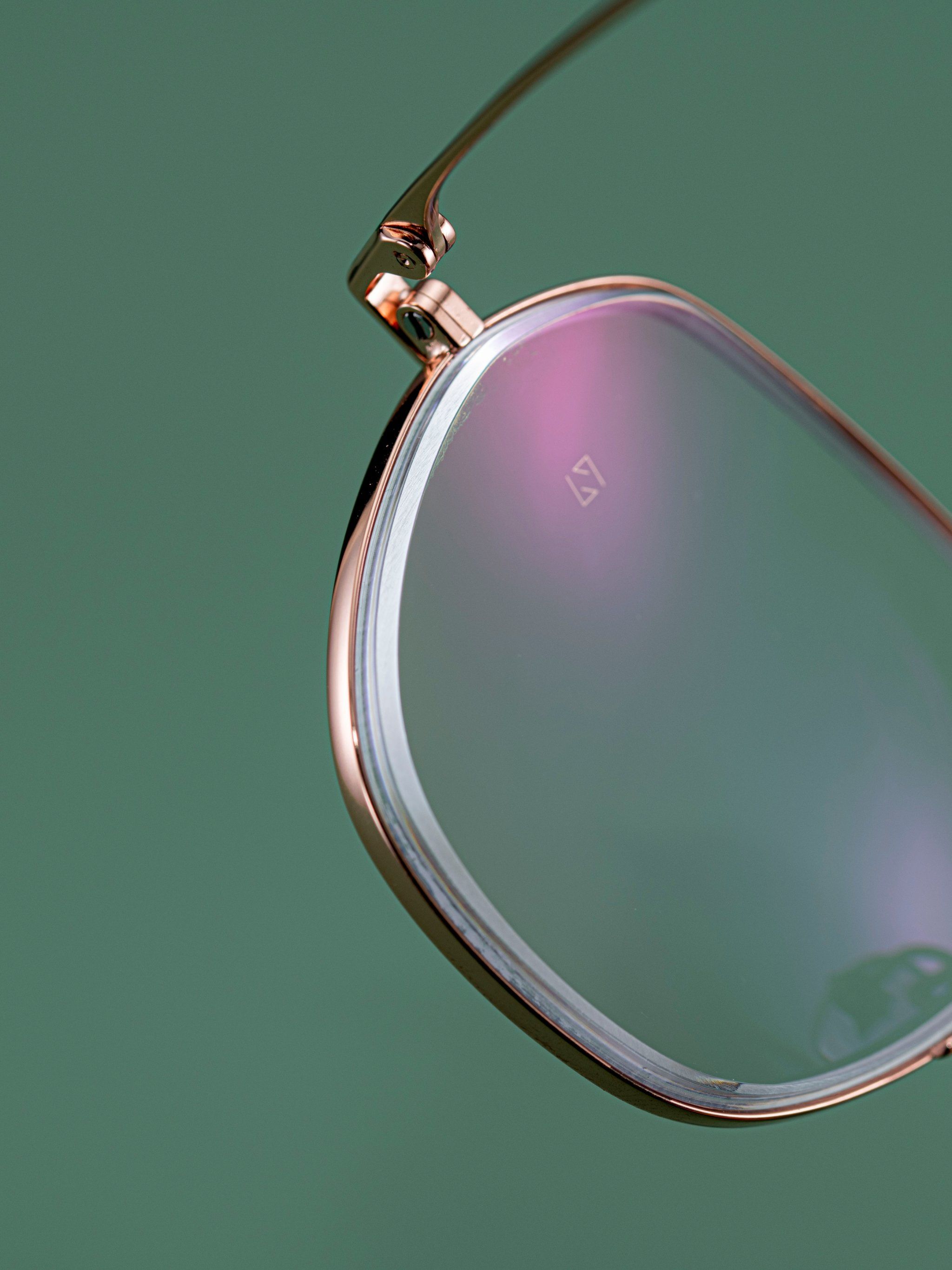 客订分享:
高度数眼镜在美薄加工时,尽量别美薄过多,正面容易导致