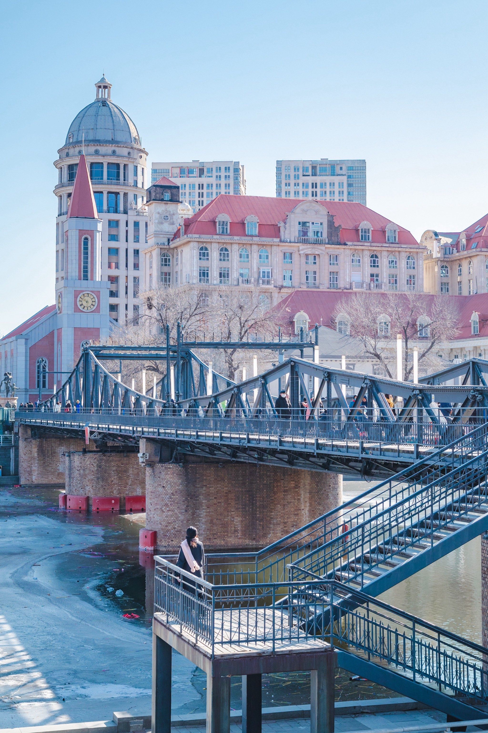 n海河风景线,始于三岔河口,止于大光明桥,漫步河边抬眼望去,两岸有