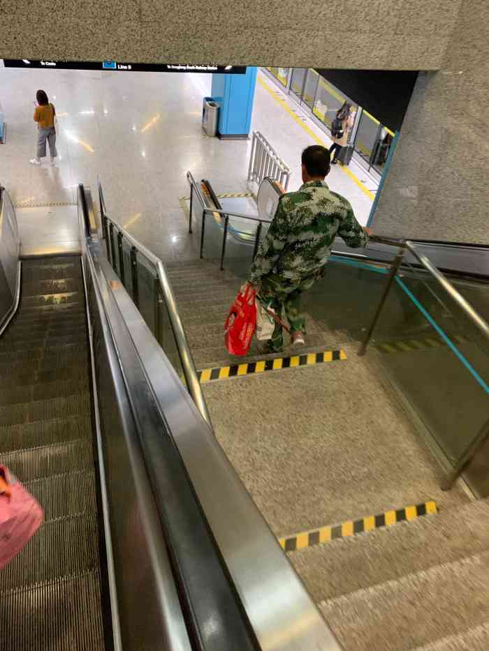 松江体育中心(地铁站)-"9号线是去市区最方便的路线,可以到七宝,.