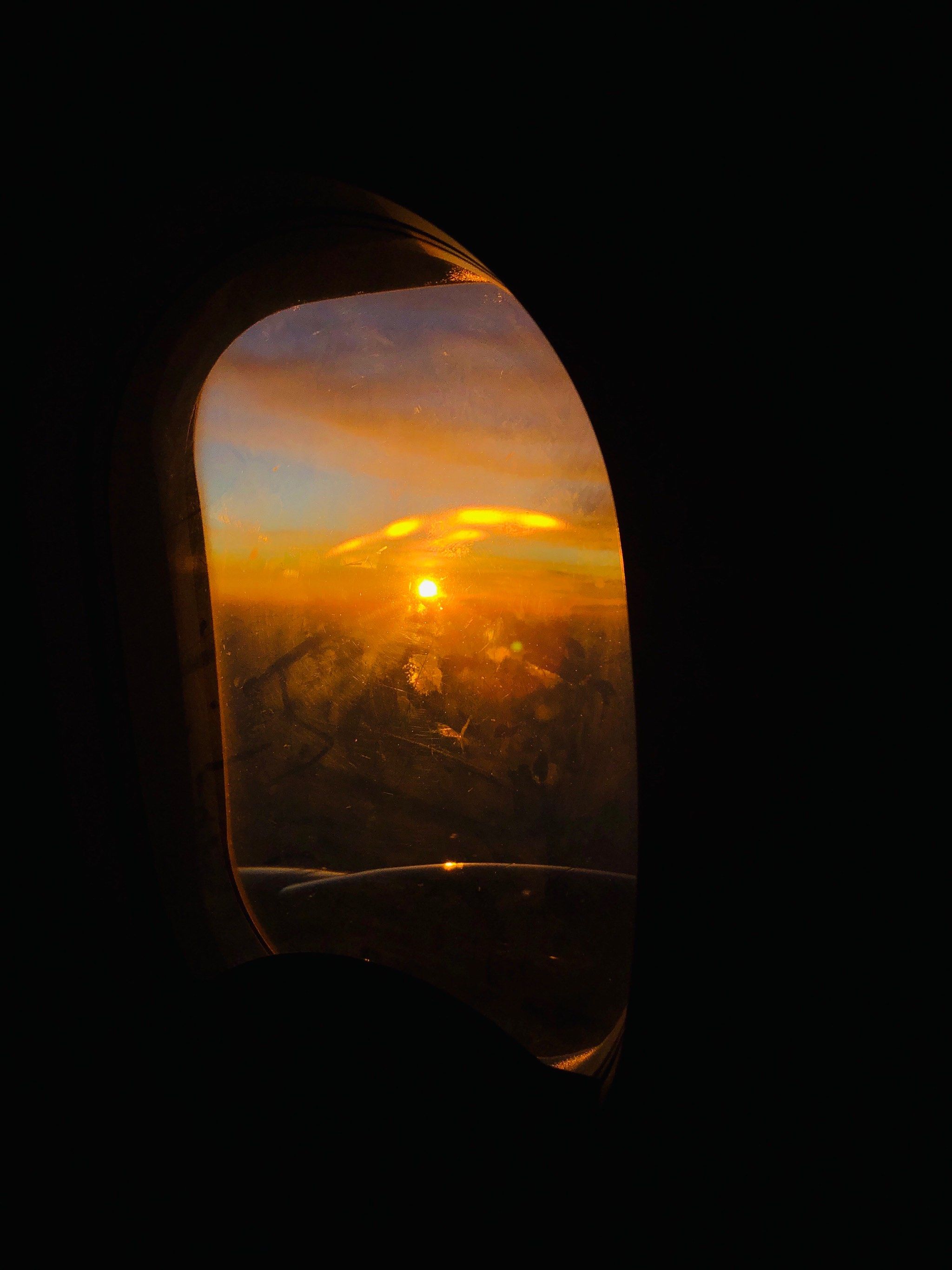 分享治愈系风景 #日出日落 #天空 
回国的飞机上
一睁眼,日出