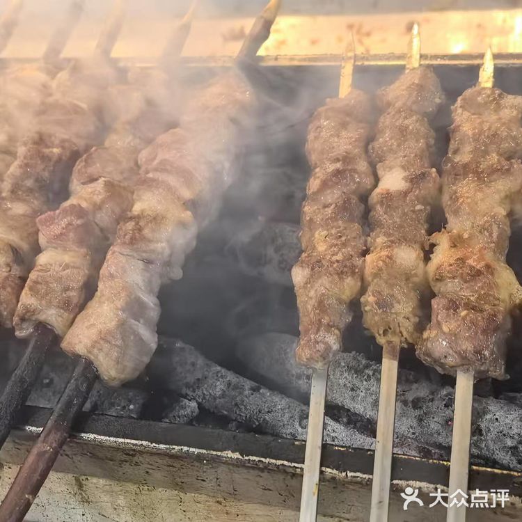 有人提议吃火锅，众人一拍即合，直奔聚宝源。推门而入