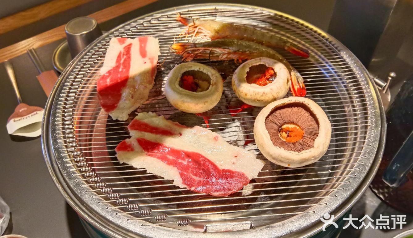 都是免费的。试问哪家烤肉店会这么多的配料给你配烤肉啊喂！