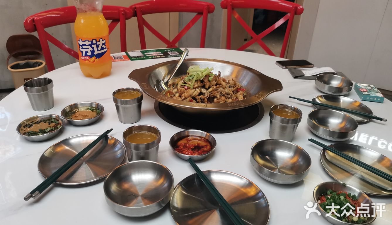 简约而不失氛围 我超级喜欢吃泡椒牛蛙，嫩嫩的！