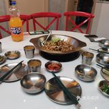 简约而不失氛围 我超级喜欢吃泡椒牛蛙，嫩嫩的！