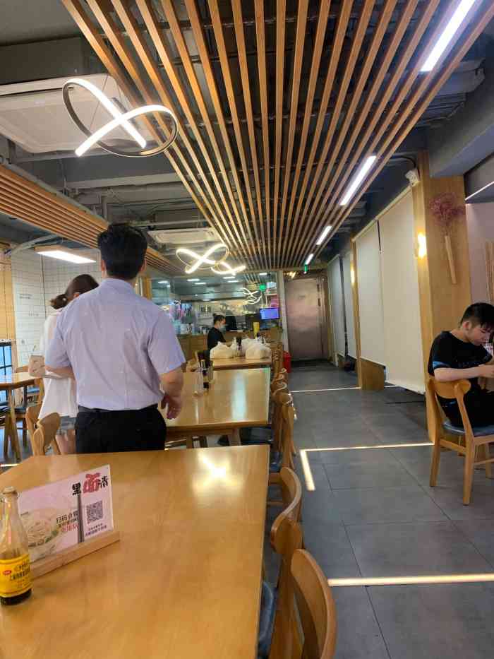 里面请面馆-"目前中了他们家价格6070的花胶鸡汤面的.