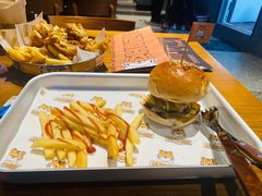 招牌汉堡-HUZI虎滋精酿餐吧(京西大悦城店)