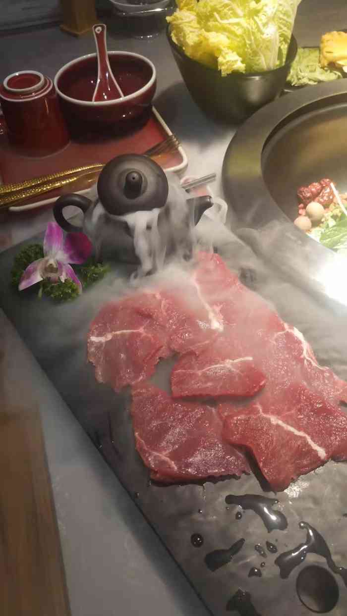 叉图牛排·一家用刀叉吃的牛排火锅-"在家旁边新天地新开的店,看到有