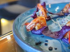 煎虾配紫薯泥薯片及姜味柠檬汁-AZUL by FUEL蓝色·法式酒馆(琶醍店)