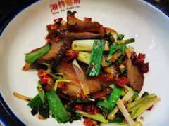 大蒜叶炒腊肉-湘约爨厨(太白立交店)